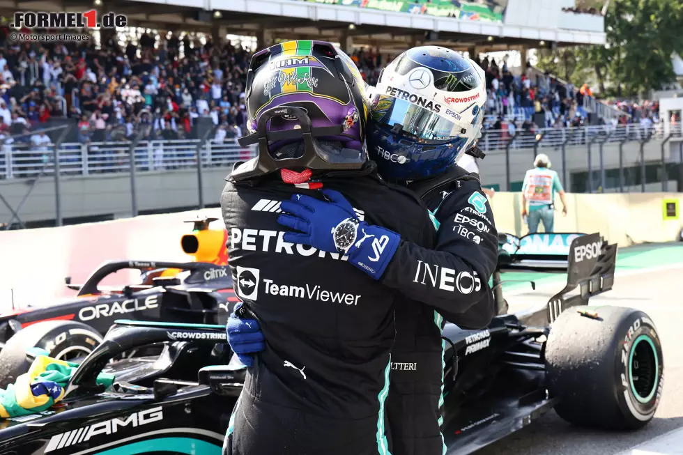 Foto zur News: Lewis Hamilton (Mercedes) und Valtteri Bottas (Mercedes)