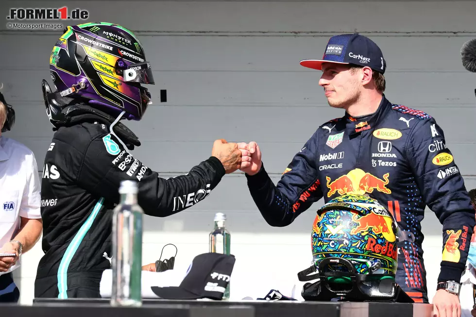 Foto zur News: Lewis Hamilton (Mercedes) und Max Verstappen (Red Bull)