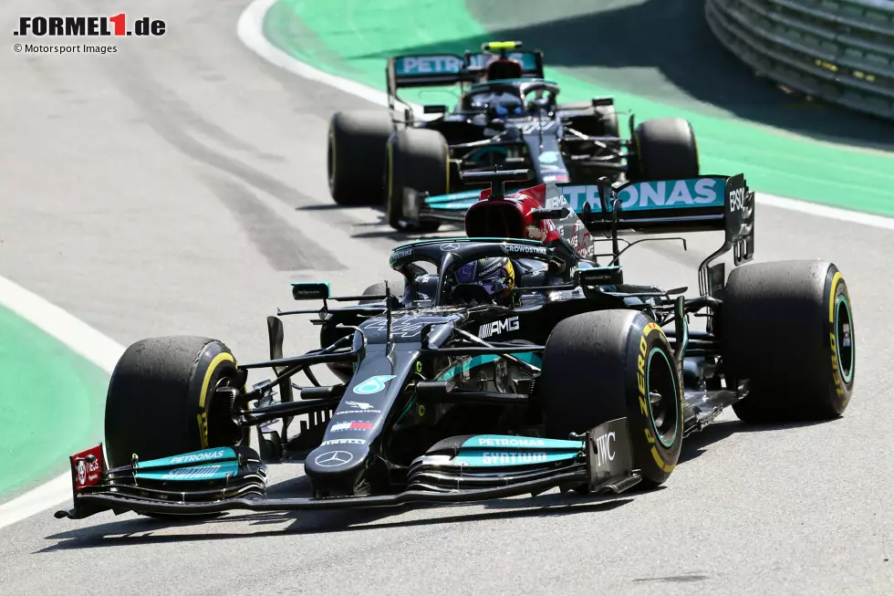 Foto zur News: Lewis Hamilton (Mercedes) und Valtteri Bottas (Mercedes)