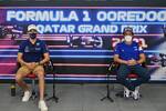 Foto zur News: Nicholas Latifi (Williams) und Fernando Alonso (Alpine)