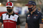 Foto zur News: Antonio Giovinazzi (Alfa Romeo) und Max Verstappen (Red Bull)