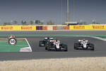 Foto zur News: Nikita Masepin (Haas), Mick Schumacher (Haas) und Lewis Hamilton (Mercedes)