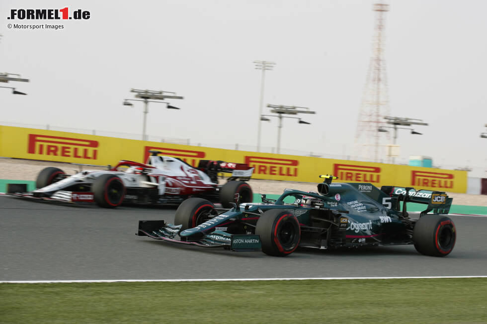Foto zur News: Sebastian Vettel (Aston Martin) und Kimi Räikkönen (Alfa Romeo)