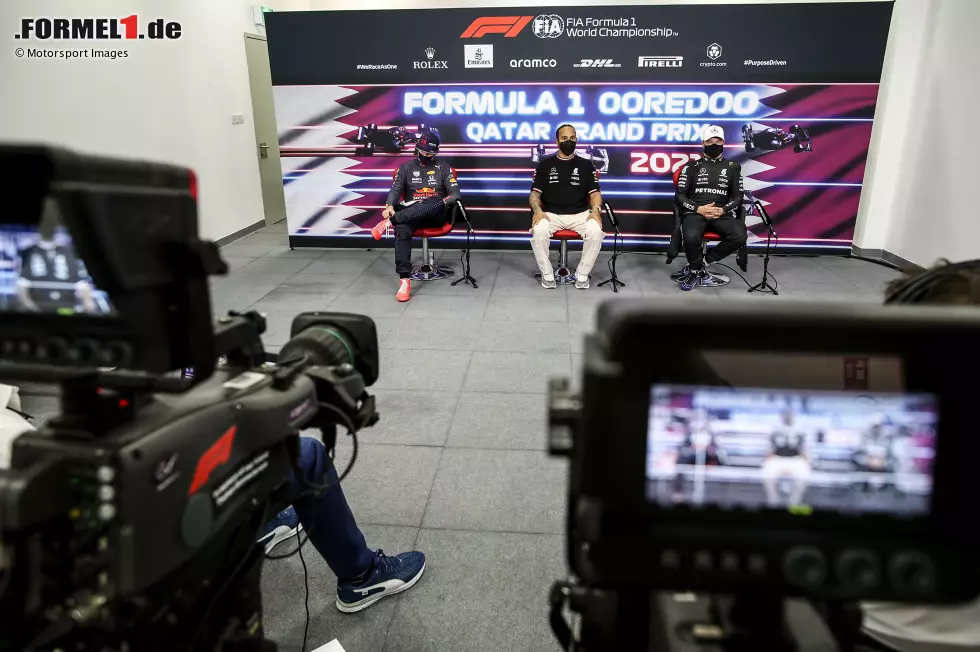 Foto zur News: Max Verstappen (Red Bull), Lewis Hamilton (Mercedes) und Valtteri Bottas (Mercedes)