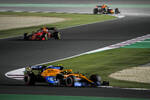 Foto zur News: Lando Norris (McLaren) und Carlos Sainz (Ferrari)