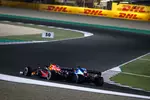 Foto zur News: Sergio Perez (Red Bull) und Fernando Alonso (Alpine)