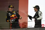 Foto zur News: Max Verstappen (Red Bull) und Fernando Alonso (Alpine)