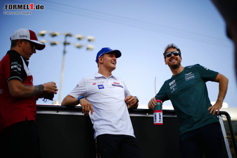 Foto zur News: Kimi Räikkönen (Alfa Romeo), Mick Schumacher (Haas) und Sebastian Vettel (Aston Martin)