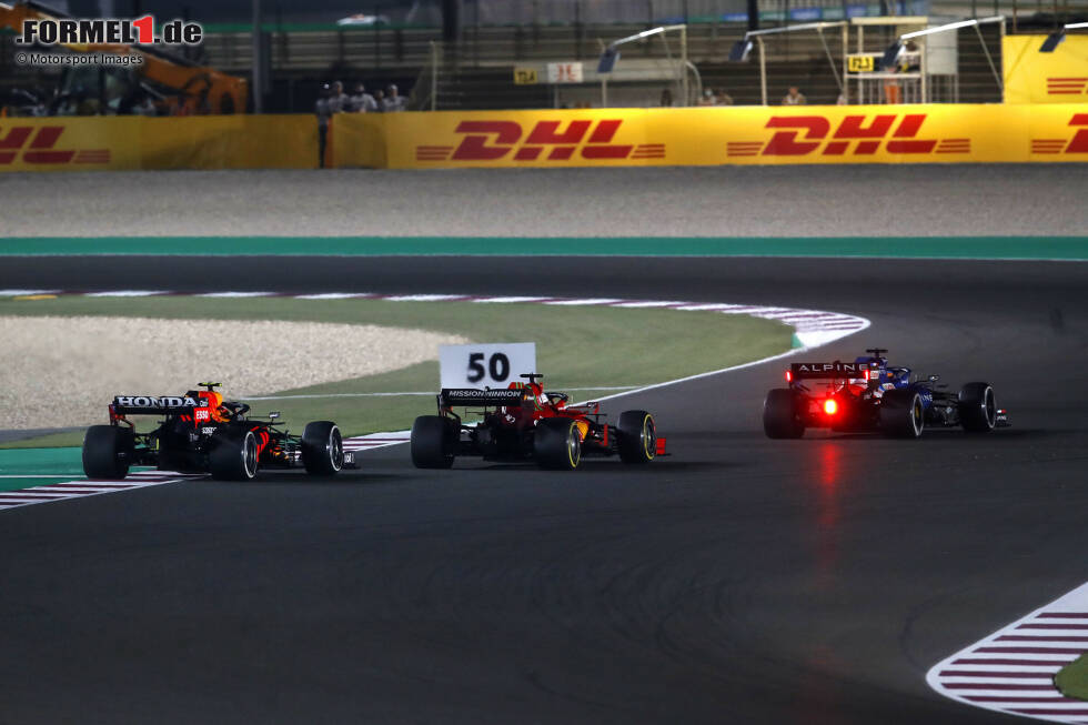 Foto zur News: Fernando Alonso (Alpine), Charles Leclerc (Ferrari) und Sergio Perez (Red Bull)