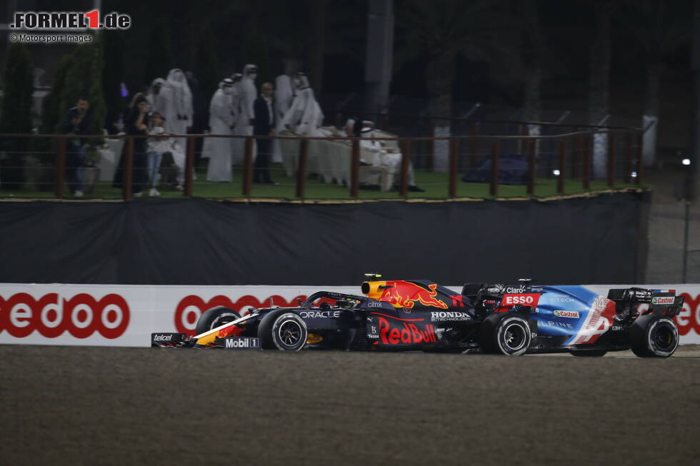 Foto zur News: Sergio Perez (Red Bull) und Fernando Alonso (Alpine)