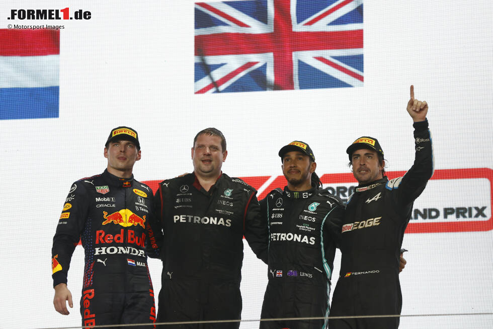 Foto zur News: Max Verstappen (Red Bull), Lewis Hamilton (Mercedes) und Fernando Alonso (Alpine)