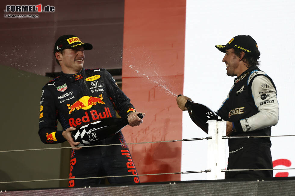 Foto zur News: Max Verstappen (Red Bull) und Fernando Alonso (Alpine)