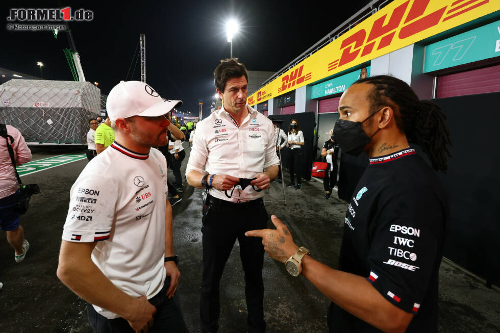 Foto zur News: Valtteri Bottas (Mercedes), Toto Wolff und Lewis Hamilton (Mercedes)