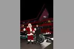 Foto zur News: Anthony Davidson und Santa Claus mit dem Mercedes W10