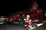 Foto zur News: Anthony Davidson und Santa Claus mit dem Mercedes W10