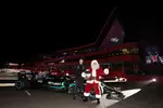 Foto zur News: Anthony Davidson und Santa Claus mit dem Mercedes W10