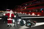 Foto zur News: Anthony Davidson und Santa Claus mit dem Mercedes W10