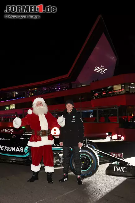 Foto zur News: Anthony Davidson und Santa Claus mit dem Mercedes W10