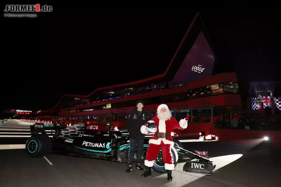 Foto zur News: Anthony Davidson und Santa Claus mit dem Mercedes W10