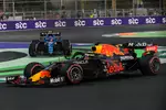 Foto zur News: Max Verstappen (Red Bull) und Esteban Ocon (Alpine)