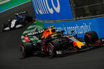 Foto zur News: Sergio Perez (Red Bull) und Nicholas Latifi (Williams)