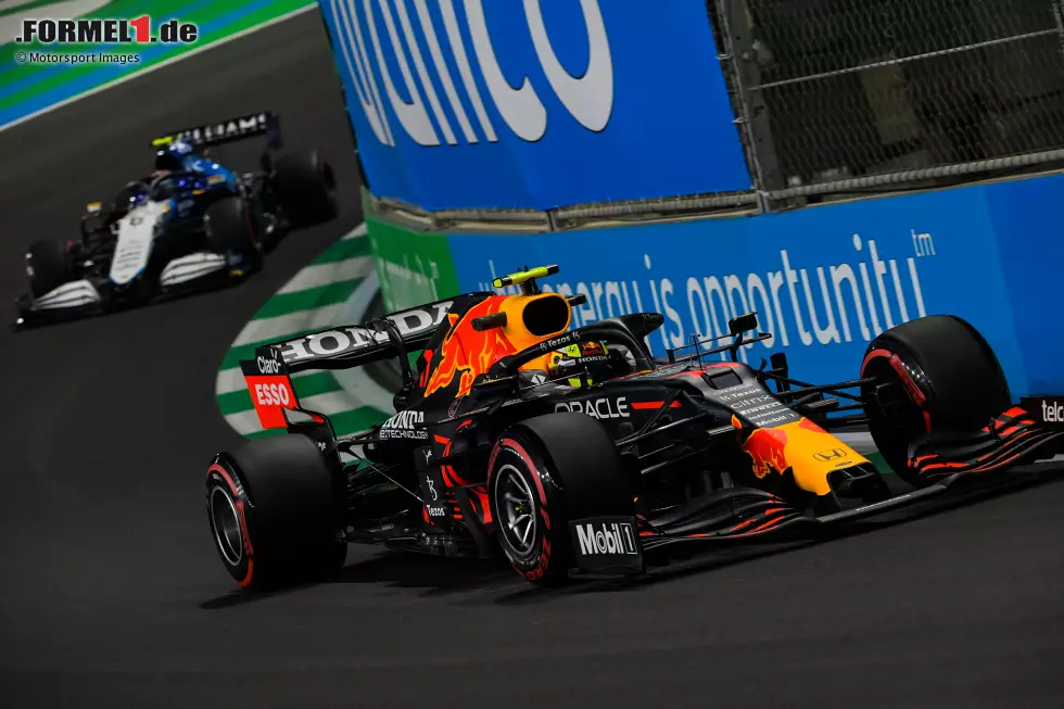 Foto zur News: Sergio Perez (Red Bull) und Nicholas Latifi (Williams)