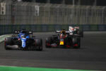 Foto zur News: Fernando Alonso (Alpine) und Max Verstappen (Red Bull)