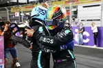 Foto zur News: Valtteri Bottas (Mercedes) und Lewis Hamilton (Mercedes)