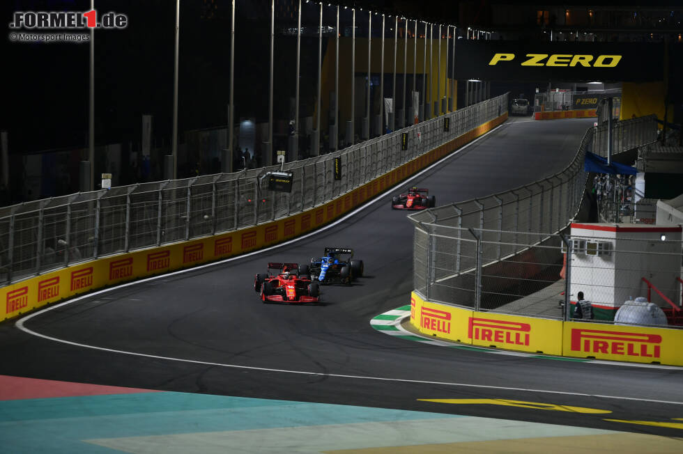 Foto zur News: Charles Leclerc (Ferrari), Fernando Alonso (Alpine) und Carlos Sainz (Ferrari)
