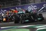 Foto zur News: Lewis Hamilton (Mercedes), Valtteri Bottas (Mercedes) und Max Verstappen (Red Bull)