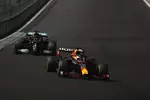 Foto zur News: Max Verstappen (Red Bull) und Lewis Hamilton (Mercedes)