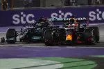 Foto zur News: Max Verstappen (Red Bull) und Lewis Hamilton (Mercedes)