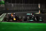 Foto zur News: Lewis Hamilton (Mercedes) und Max Verstappen (Red Bull)