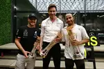 Foto zur News: Valtteri Bottas (Mercedes), Toto Wolff und Lewis Hamilton (Mercedes)