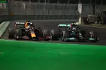 Foto zur News: Lewis Hamilton (Mercedes) und Max Verstappen (Red Bull)