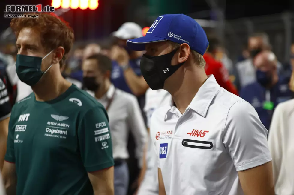 Foto zur News: Sebastian Vettel (Aston Martin) und Mick Schumacher (Haas)