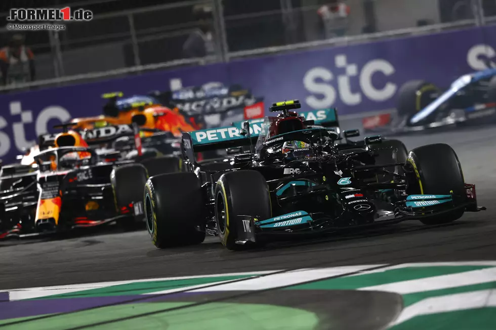 Foto zur News: Lewis Hamilton (Mercedes), Valtteri Bottas (Mercedes) und Max Verstappen (Red Bull)