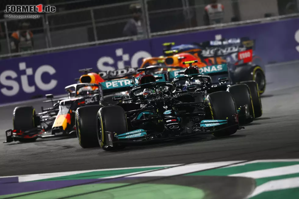 Foto zur News: Lewis Hamilton (Mercedes), Valtteri Bottas (Mercedes) und Max Verstappen (Red Bull)