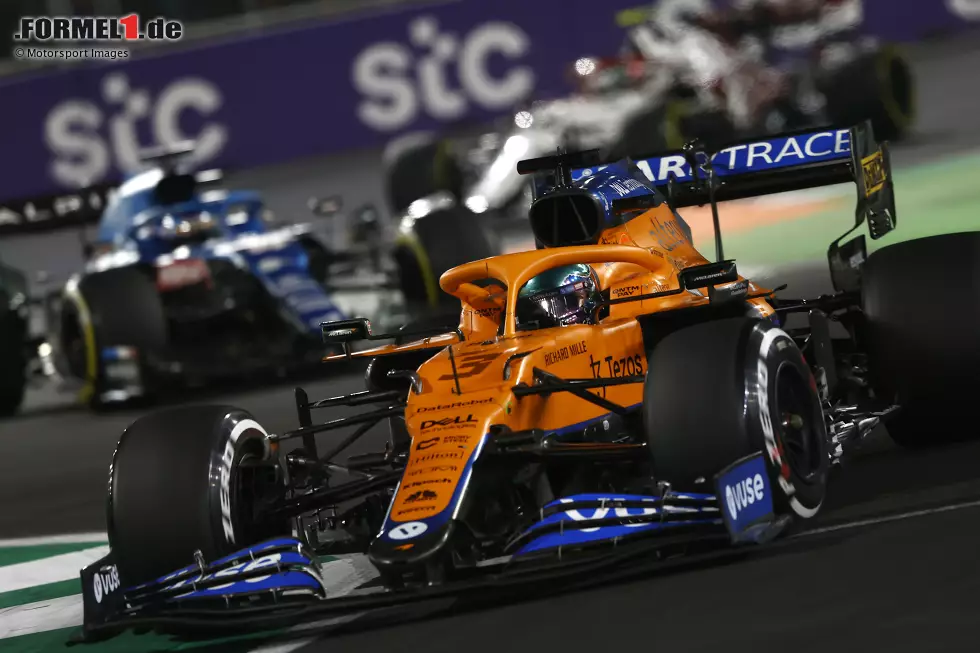 Foto zur News: Daniel Ricciardo (McLaren) und Fernando Alonso (Alpine)