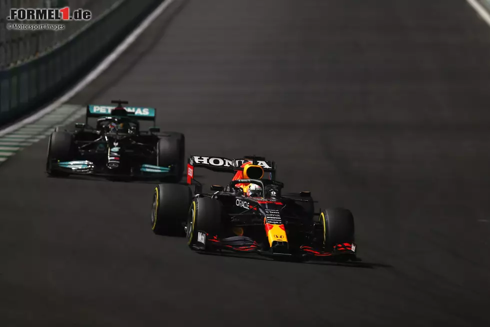 Foto zur News: Max Verstappen (Red Bull) und Lewis Hamilton (Mercedes)