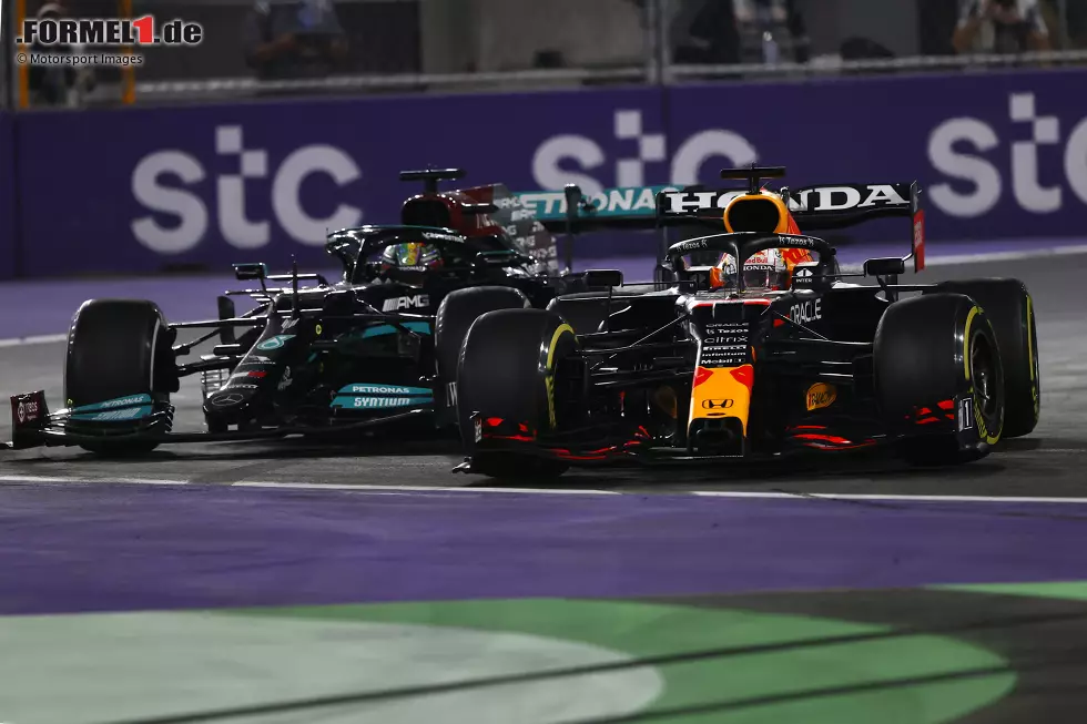 Foto zur News: Max Verstappen (Red Bull) und Lewis Hamilton (Mercedes)