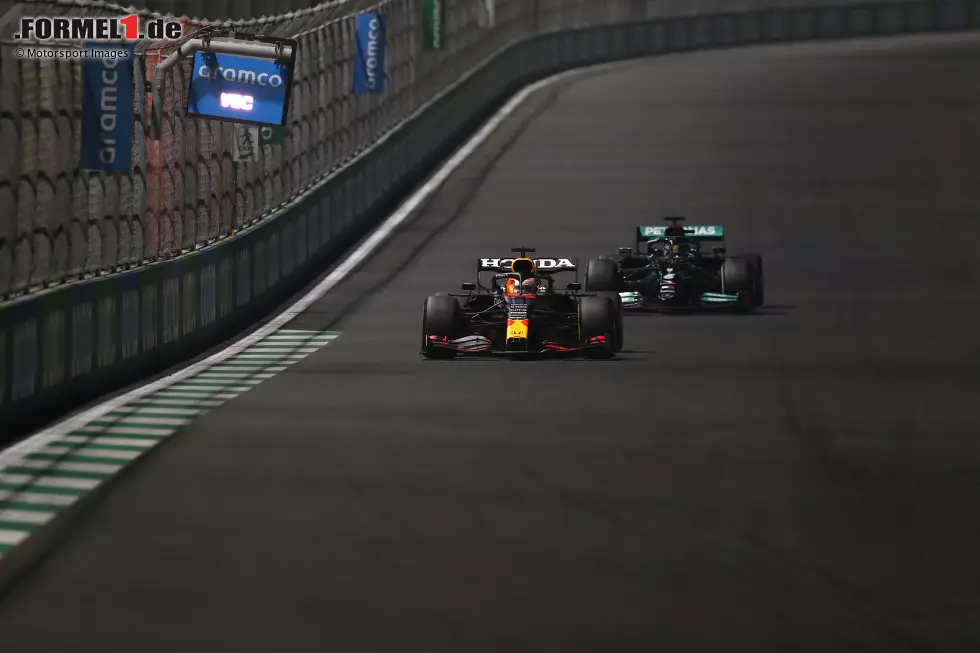 Foto zur News: Max Verstappen (Red Bull) und Lewis Hamilton (Mercedes)