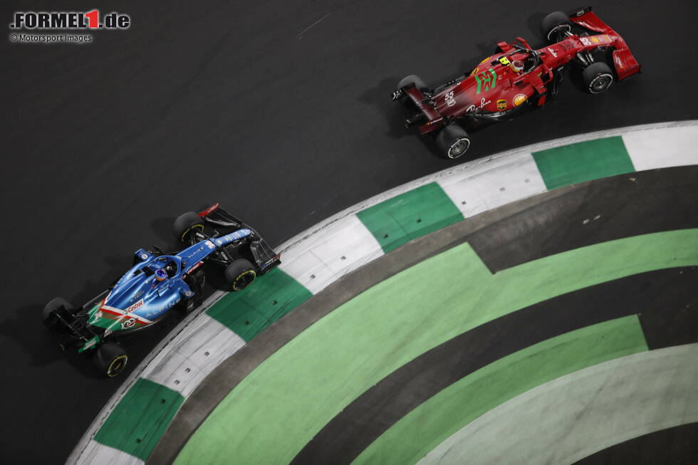 Foto zur News: Carlos Sainz (Ferrari) und Fernando Alonso (Alpine)