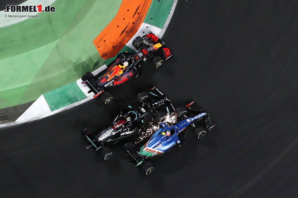 Foto zur News: Max Verstappen (Red Bull), Esteban Ocon (Alpine) und Lewis Hamilton (Mercedes)