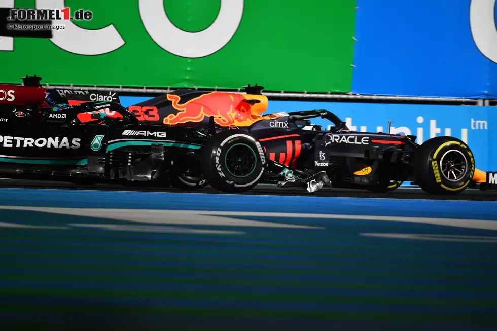 Foto zur News: Max Verstappen (Red Bull) und Lewis Hamilton (Mercedes)