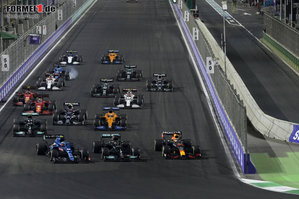 Foto zur News: Max Verstappen (Red Bull), Lewis Hamilton (Mercedes) und Esteban Ocon (Alpine)