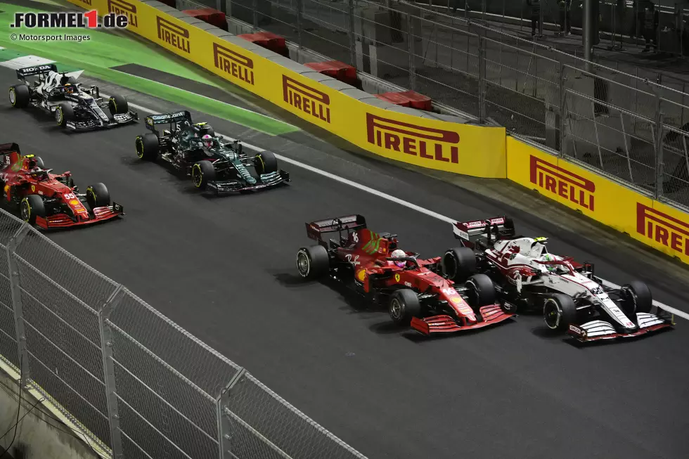 Antonio Giovinazzi (Alfa Romeo), Charles Leclerc (Ferrari), Sebastian Vettel (Aston Martin) und Carlos Sainz (Ferrari) Foto zur News: Antonio Giovinazzi (Alfa Romeo), Charles Leclerc (Ferrari), Sebastian Vettel (Aston Martin) und Carlos Sainz (Ferrari)