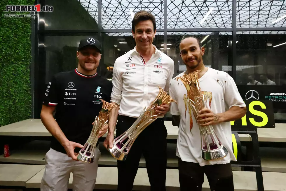 Foto zur News: Valtteri Bottas (Mercedes), Toto Wolff und Lewis Hamilton (Mercedes)