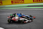 Foto zur News: Fernando Alonso (Alpine) und Antonio Giovinazzi (Alfa Romeo)