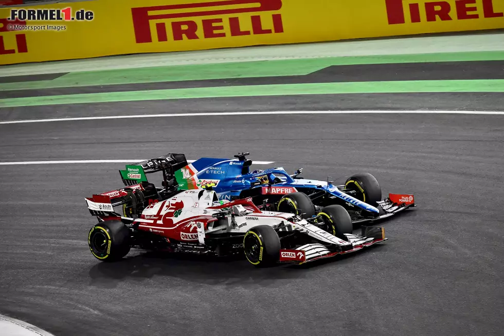 Foto zur News: Fernando Alonso (Alpine) und Antonio Giovinazzi (Alfa Romeo)